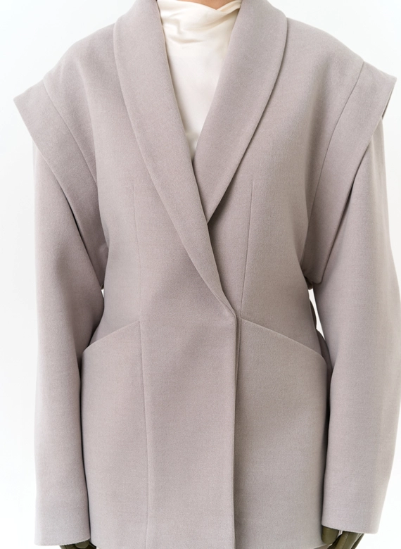 Женское укороченное пальто с акцентными плечами