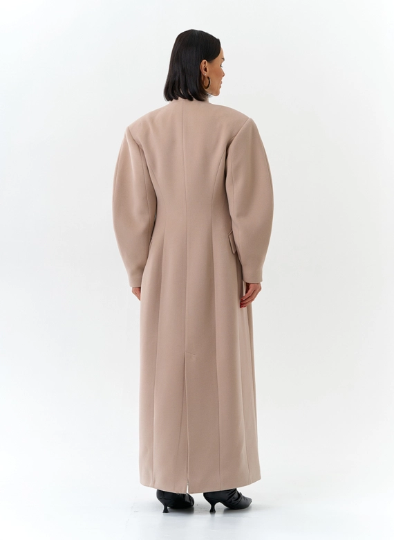 Женское длинное пальто с акцентными рукавами фото