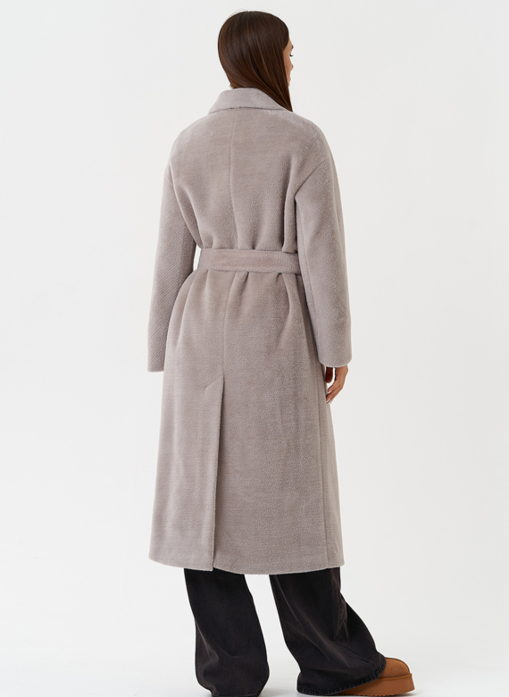 Утепленное двубортное пальто с английским воротником