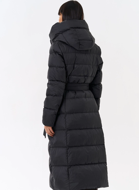Женский длинный пуховик черного цвета с капюшоном