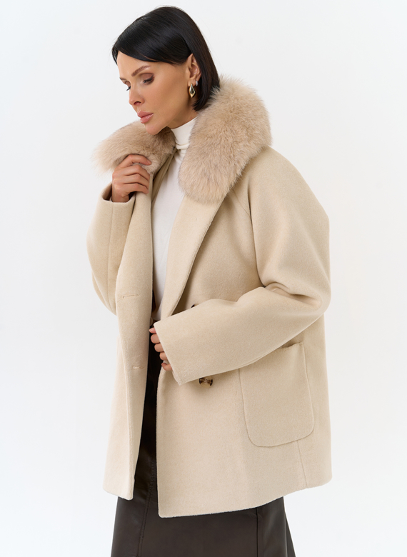 Женское утепленное пальто с отделкой из меха песца
