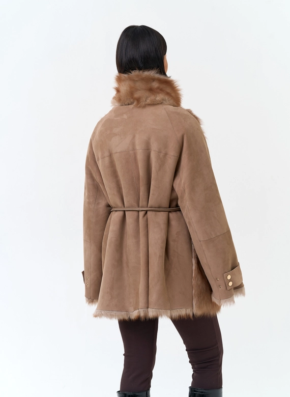 Женская дубленка из натурального меха с воротником стойкой фото