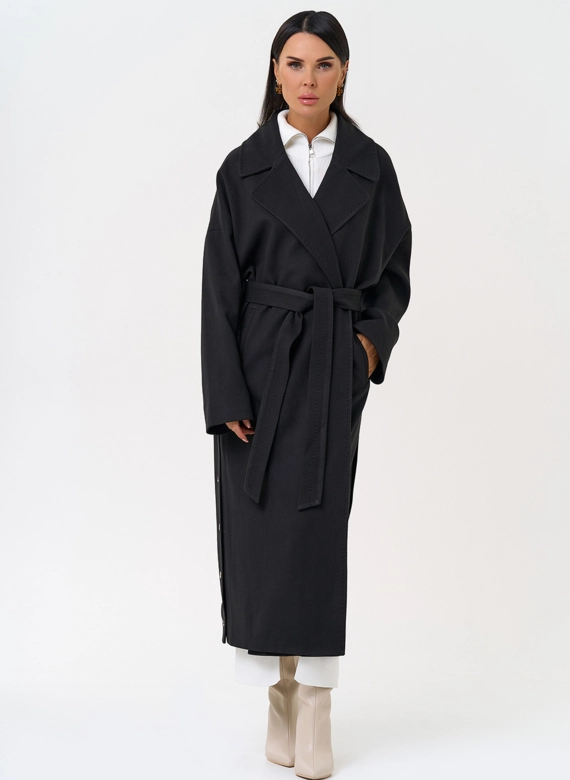 Женское пальто черного цвета с функциональными кнопками