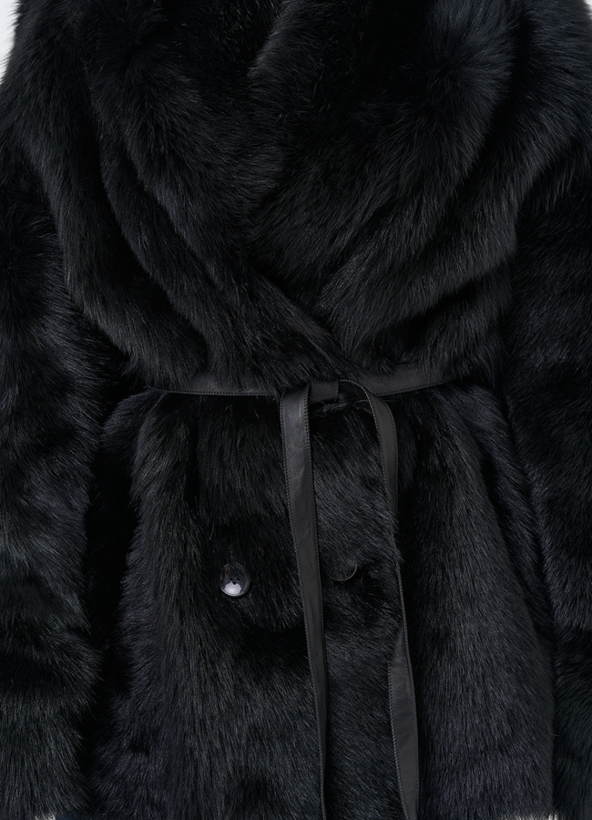 Двухсторонняя дубленка черного цвета с декоративным поясом модель № 31618 универмаг малина