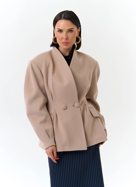 Женское укороченное пальто с акцентными рукавами