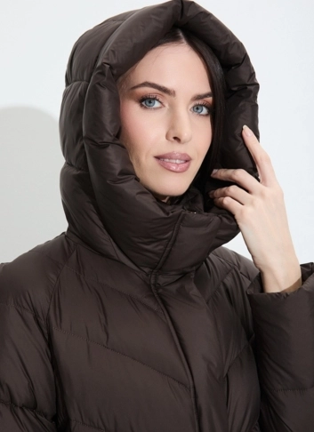 Женский пуховик с капюшоном фото