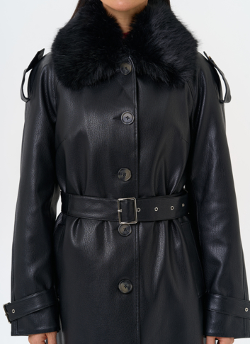 Женское утепленное пальто из экокожи с воротником из эко меха