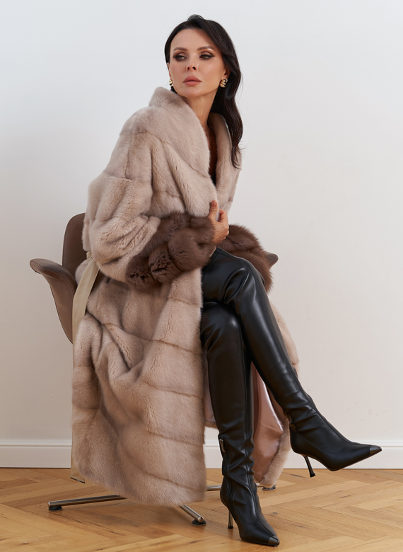 Женская шуба из меха норки с отделкой из меха куницы