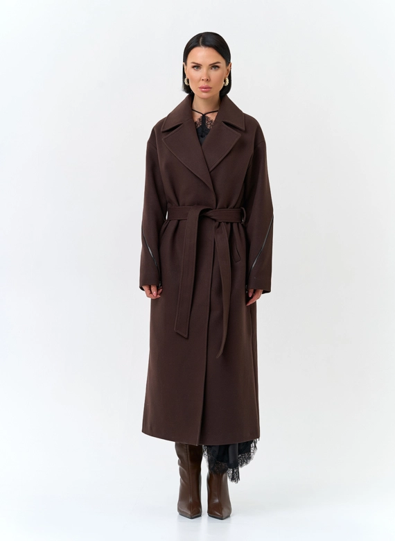 Женское пальто с английским воротником