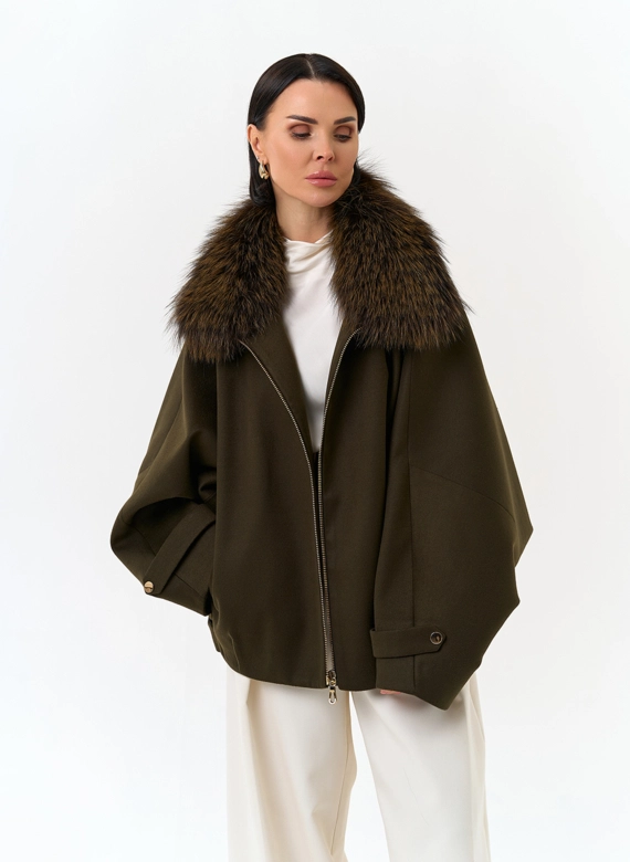 Женское укороченное пальто с отделкой из меха лисы фото
