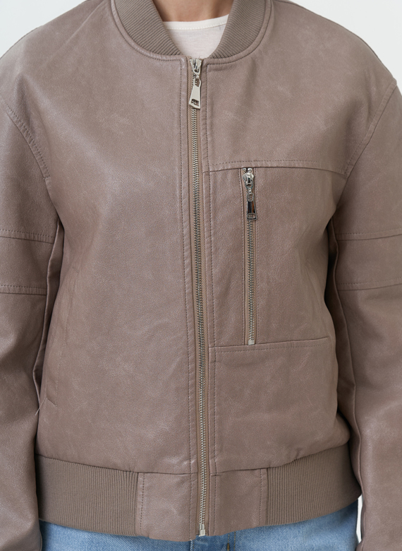 Куртка бомбер из эко кожи бежевого цвета