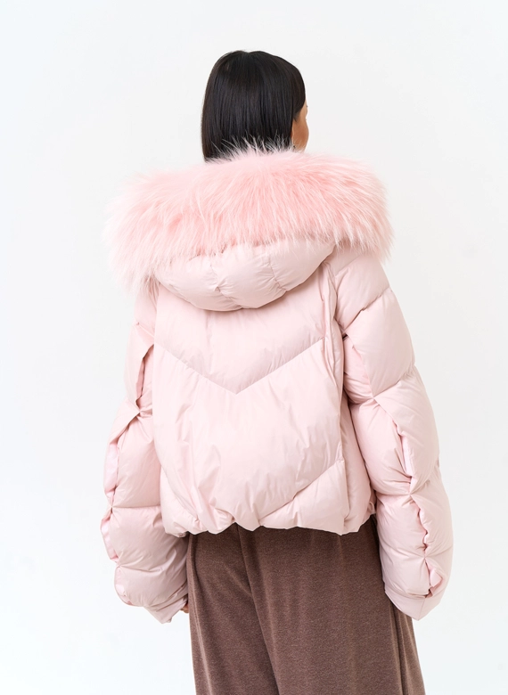Женский пуховик с мехом енота на капюшоне фото