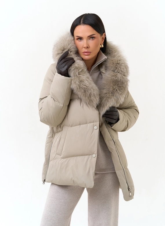 Женский пуховик с капюшоном из меха песца фото