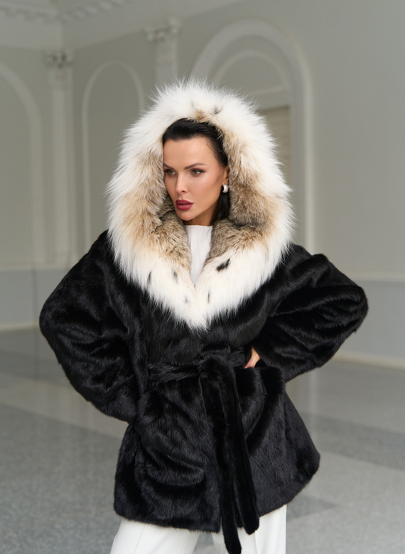 Женская шуба из меха норки с капюшоном из меха рыси