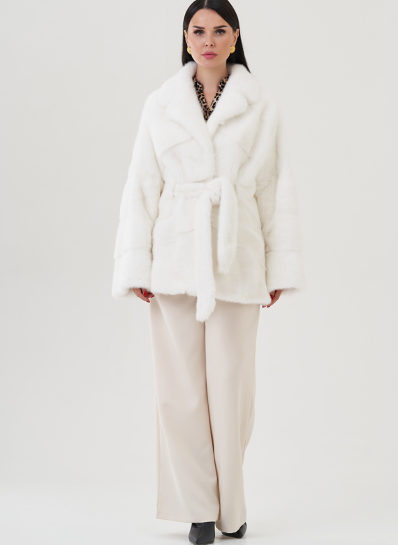 Шуба из меха норки белого цвета