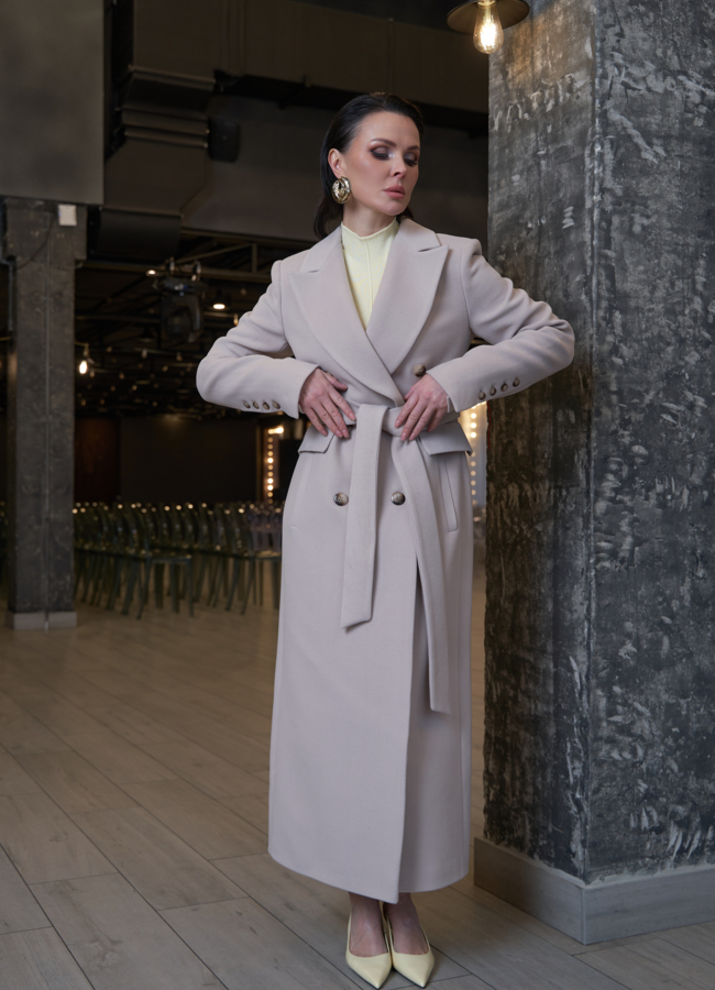 Длинное женское пальто с английским воротником модель № 29897 меха малина